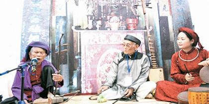 Nghệ nhân hát xẩm Hà Thị Cầu (người thứ nhất từ trái sang) trong một buổi biểu diễn tại CLB Thăng Long.