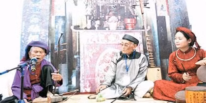 Nghệ nhân hát xẩm Hà Thị Cầu (người thứ nhất từ trái sang) trong một buổi biểu diễn tại CLB Thăng Long.