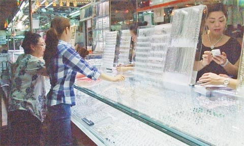 Một quầy bán nữ trang xi mạ trong chợ An Đông.