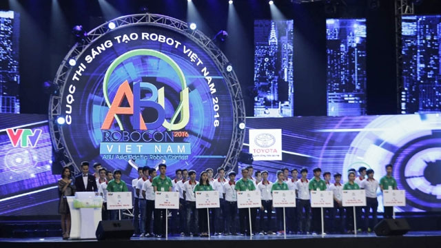 Trao giải cho các đội trong đêm chung kết cuộc thi Robocon 2016.