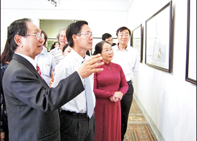 Họa sĩ Trương Hán Minh cùng đông đảo người dân thành phố xem triển lãm.