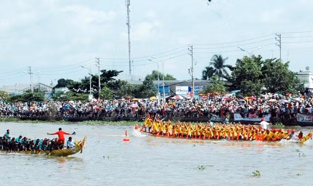Sôi nổi Giải đua ghe ngo Oóc-Om-Bóc Sóc Trăng