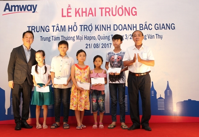 Amway trao tặng học bổng khuyến học cho các em học sinh vượt khó 