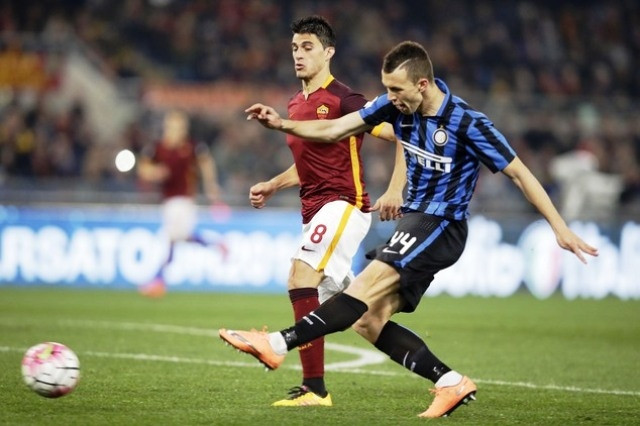 Perisic (áo sọc xanh-đen) ghi bàn nhưng Inter Milan không thắng.