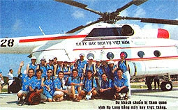 Du khách chuẩn bị tham quan Vịnh Hạ Long bằng máy bay trực thăng.