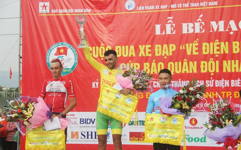 Ban Tổ chức trao giải chung cuộc cho các tay đua