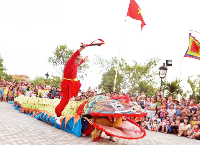 Múa giảo long tại lễ hội làng Lệ Mật (quận Long Biên).