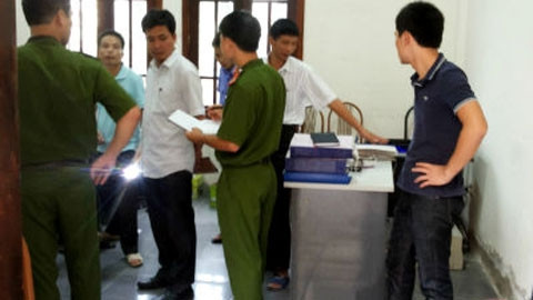 Cơ quan điều tra khám nghiệm hiện trường xảy ra vụ án. (Ảnh: baodautu.vn)