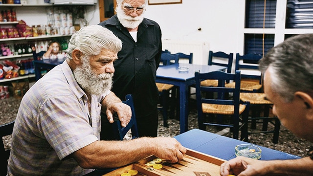 Người cao tuổi Ikaria luôn khỏe khoắn nhờ cuộc sống lành mạnh. Ảnh: THE NEW YORK TIMES