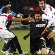 Thủ môn Palop (áo đen) -<br>người hùng của Sevilla.