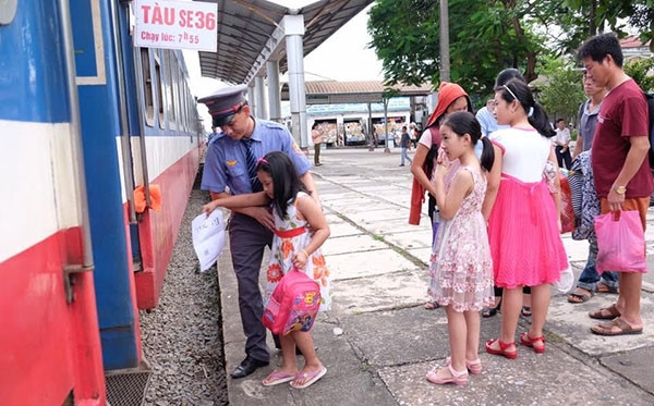 Hành khách xếp hàng để lên tàu.