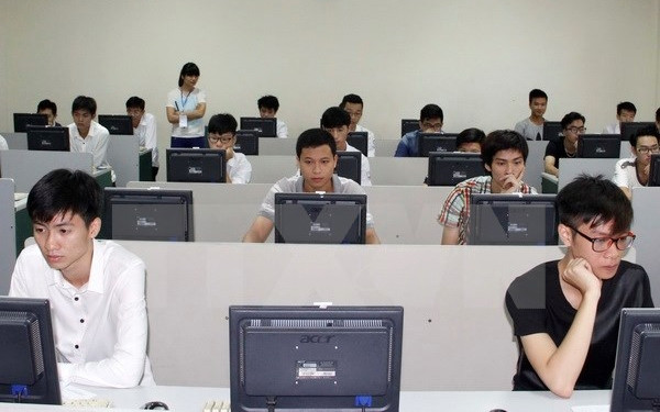 Thí sinh dự thi tiếng Hàn trên máy tinh (Ảnh minh họa: Dolab).