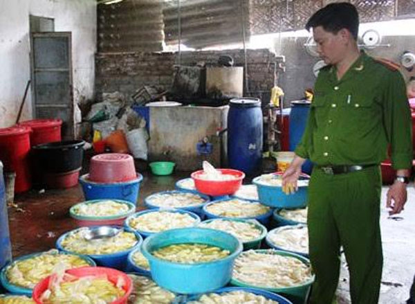 Cơ sở sản xuất của bà Phạm Thị Trang có khoảng 10 tấn măng đã qua sơ chế, được ngâm với nước có pha chất bột màu vàng.