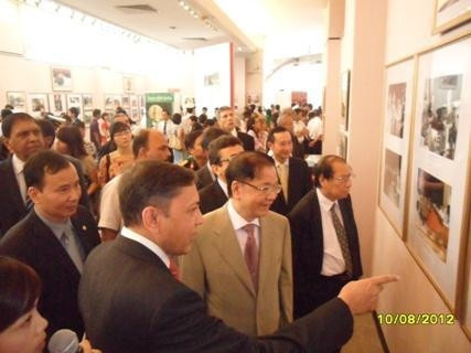 Nguyên Bộ trưởng Ngoại giao Nguyễn Dy Niên và Đại sứ đặc mệnh toàn quyền Ấn Độ tại Việt Nam Ranjit Rae cùng đông đảo khá