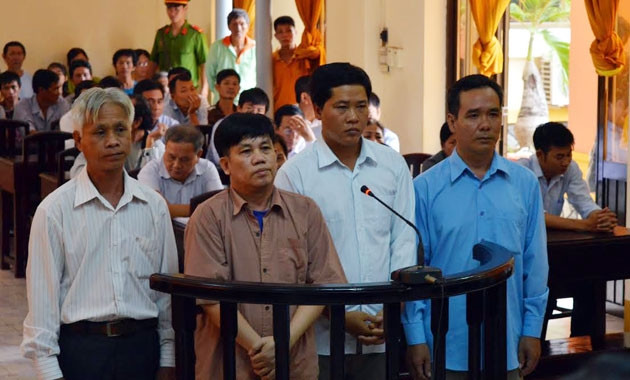 Bị cáo Tuyền (áo nâu) trước vành móng ngựa.