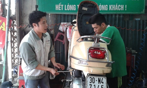 Anh Nguyễn Thế Duy (bên trái) - người quản lý trung tâm thuộc doanh nghiệp Tuấn Khiêm.