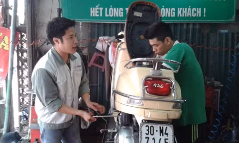 Anh Nguyễn Thế Duy (bên trái) - người quản lý trung tâm thuộc doanh nghiệp Tuấn Khiêm.