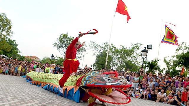 Màn diễn chém rắn tại hội làng Lệ Mật, Gia Lâm, Hà Nội.