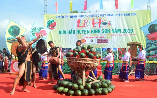 Tiết mục múa hát truyền thống của đồng bào dân tộc Cor chào mừng khai mạc lễ hội dưa hấu.