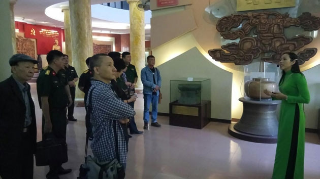 Tổng cục hậu cần tổ chức cho văn nghệ sĩ tham quan Bảo tàng Hậu cần.