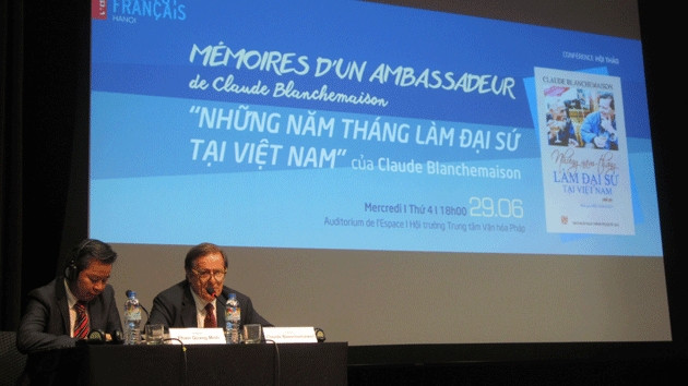 Ông Claude Blanchemaison (phải) tại Tọa đàm “Những năm tháng làm Đại sứ tại Việt Nam”.