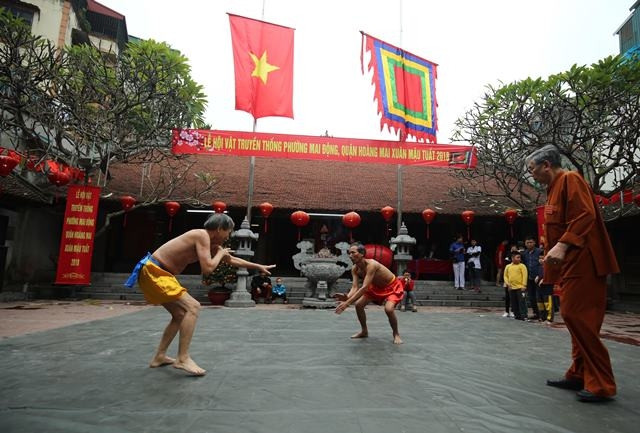 Tương truyền, hội vật Mai Động ra đời vào thuở danh tướng Nguyễn Tam Trinh (thời Hai Bà Trưng) đến làng Mai mở lò dạy võ cho dân làng. Hằng năm, từ mùng 4 - 6 Tết, dân làng tại tổ chức lễ hội truyền t