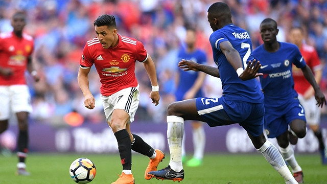 Alexis Sanchez (trái) chơi rất mờ nhạt trong trận chung kết cúp FA với Chelsea.