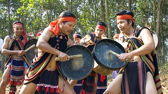 Màn đấu chiêng dân tộc Cor trong ngày Tết Ngã rạ.