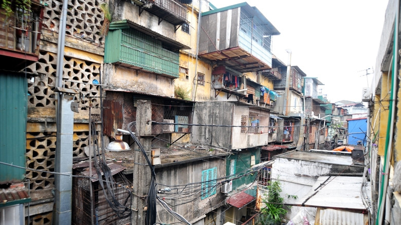 Khu nhà A tập thể Ngọc Khánh (Ba Đình, Hà Nội) xuống cấp nghiêm trọng, người dân tự ý cơi nới thêm diện tích. Ảnh: DUY LINH