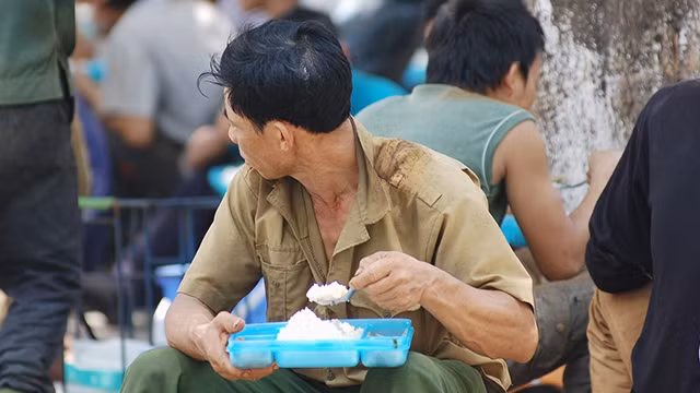 Bữa cơm trưa của người lao động. Ảnh: NGUYỄN NAM