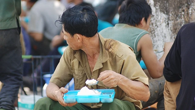 Bữa cơm trưa của người lao động. Ảnh: NGUYỄN NAM