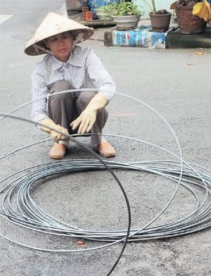 Nữ thợ hồ uốn thép xây dựng công trình.