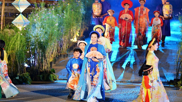 Các tiết mục trình diễn áo dài truyền thống đặc sắc tại Festival nghề truyền thống Huế 2019.