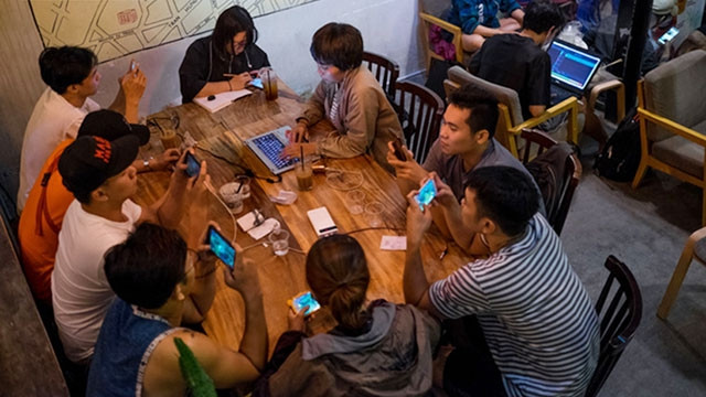 Thời đại công nghệ khiến con người lười giao tiếp. Ảnh: Kênh 14