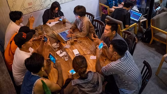 Thời đại công nghệ khiến con người lười giao tiếp. Ảnh: Kênh 14