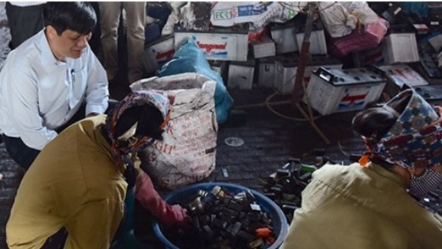 Thứ trưởng Nguyễn Thanh Long kiểm tra tình hình ô nhiễm tại làng nghề tái chế chì Đông Mai, Văn Lâm, Hưng Yên.