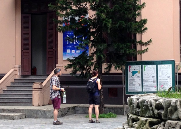 Khách du lịch châu Âu tham quan Bảo tàng Mỹ thuật.