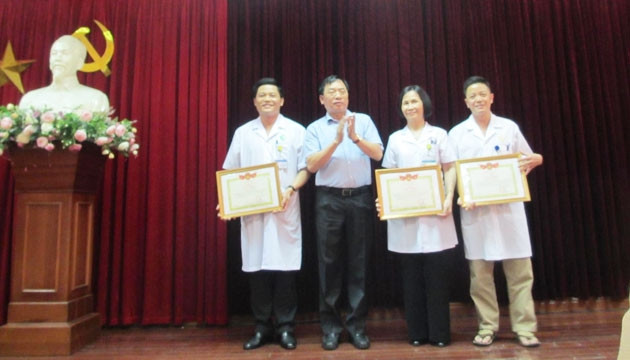 Bộ Y tế khen thưởng kíp cấp cứu bệnh viện phụ sản Hà Nội.