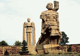 Cụm tượng đài Bà mẹ Việt Nam tại
Nghĩa trang thành phố Hồ Chí Minh.