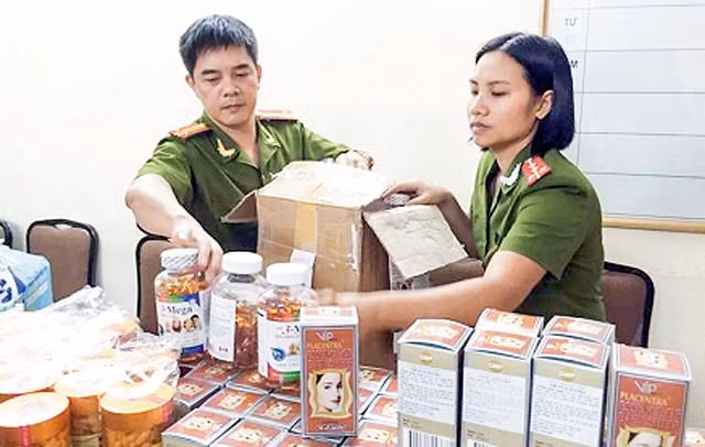 Công an TP Hà Nội phát hiện, thu giữ thực phẩm chức năng kém chất lượng tại Công ty TNHH Đầu tư và Phát triển y tế và hóa chất VQTech.