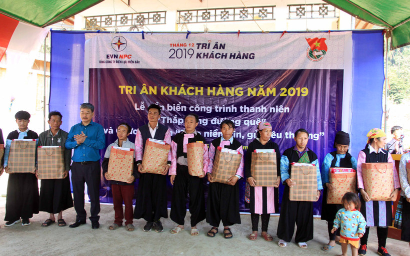 Trao quà tặng các hộ nghèo và gia đình chính sách của bản Lao Khô. 