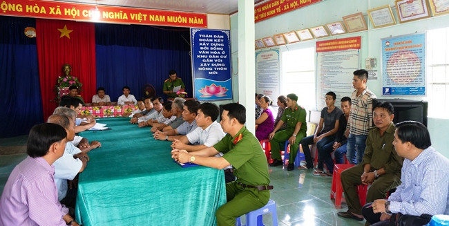 Đông đảo người dân đến dự dự buổi họp công bố kết quả xử lý vụ trộm cắp. 