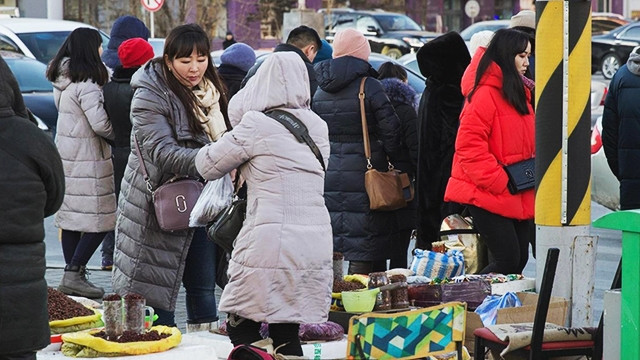 Chợ bán hạt thông ở Ulan Bator. Ảnh: BBC