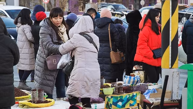 Chợ bán hạt thông ở Ulan Bator. Ảnh: BBC