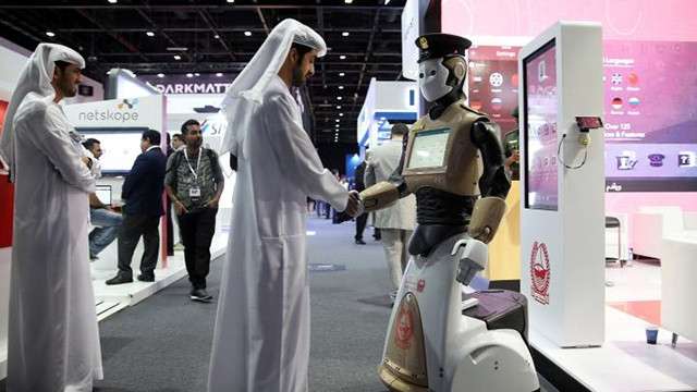 Robot cảnh sát tại Dubai. Ảnh: Reuters