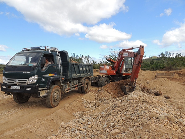 Ô-tô, máy xúc ngang nhiên khai thác cát tại làng Giang Roong, xã Đác Cấm, TP Kon Tum.