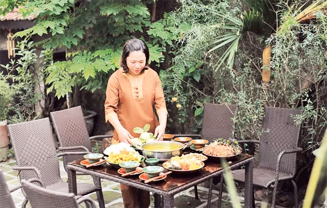 Nghệ nhân trẻ Phạm Thị Diệu Hoài chế biến các món ăn truyền thống của Bát Tràng.