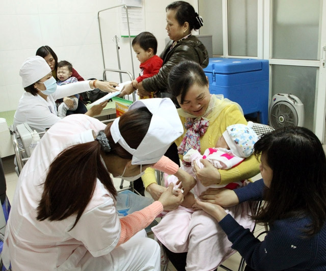 Tiêm vắc-xin Quinvaxem cho trẻ em tại Trạm y tế phường Trương Định, quận Hai Bà Trưng (Hà Nội).   Ảnh: DƯƠNG NGỌC