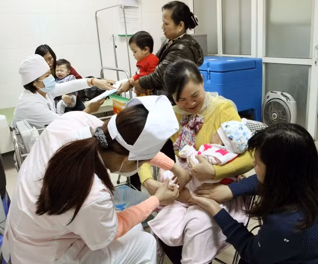 Tiêm vắc-xin Quinvaxem cho trẻ em tại Trạm y tế phường Trương Định, quận Hai Bà Trưng (Hà Nội).   Ảnh: DƯƠNG NGỌC