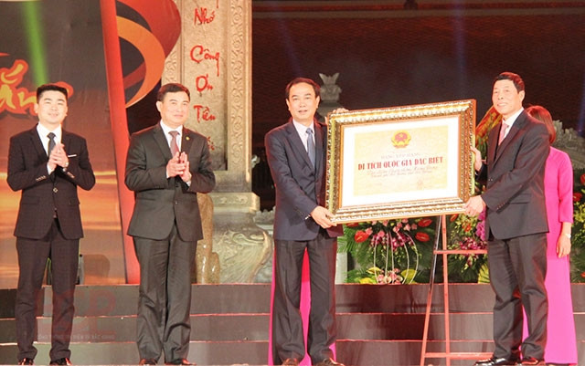 Thừa ủy quyền của Thủ tướng Chính phủ, đồng chí Bùi Văn Hải, Ủy viên T.Ư Đảng, Bí thư Tỉnh ủy Bắc Giang (bên phải) trao Bằng xếp hạng Di tích quốc gia đặc biệt địa điểm chiến thắng Xương Giang.